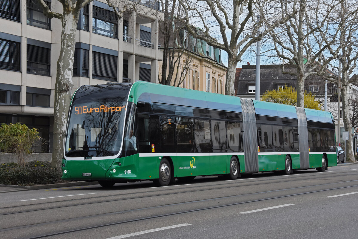 Hess Doppelgelenkbus 9108, auf der Linie 50, fährt am 18.03.2023 zur Haltestelle Brausebad.