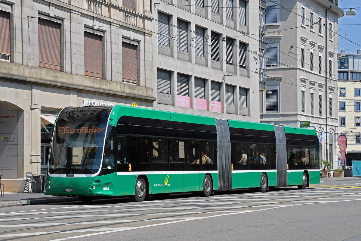 Hess Doppelgelenkbus 9108, auf der Linie 50, fährt am 11.07.2023 durch die Centralbahnstrasse.