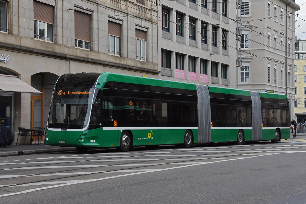 Hess Doppelgelenkbus 9108 fährt am 17.03.2023 mit der Fahrschule zur Haltestelle Brausebad.