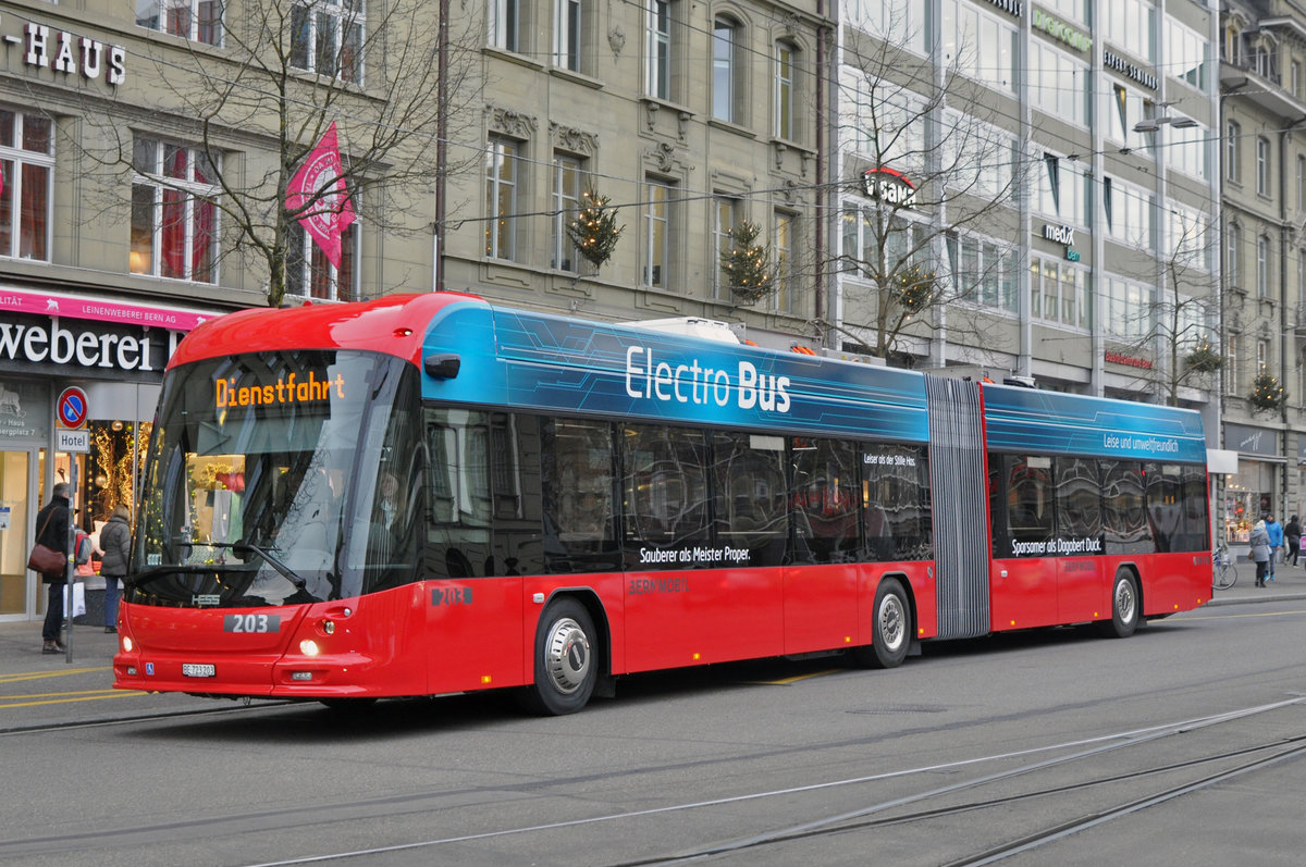 Hess Eelktrobus 203, wartet als Dienstfahrt an der Haltestelle beim Bahnhof Bern. Die Aufnahme stammt vom 19.12.2018.