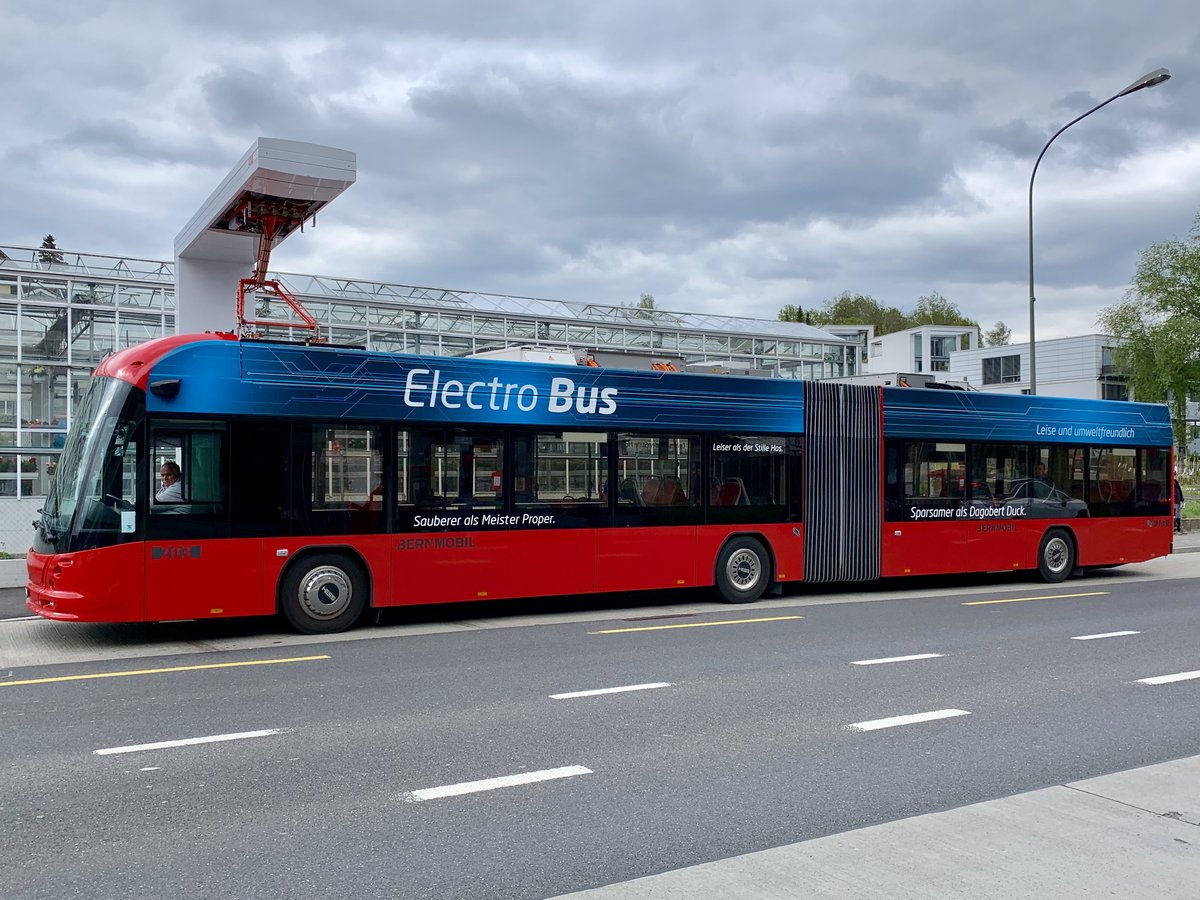 HESS Electro Bus 203 von Bernmobil am 15.5.19 am Batterie laden bei der Endhaltestelle Köniz Weiermatt.