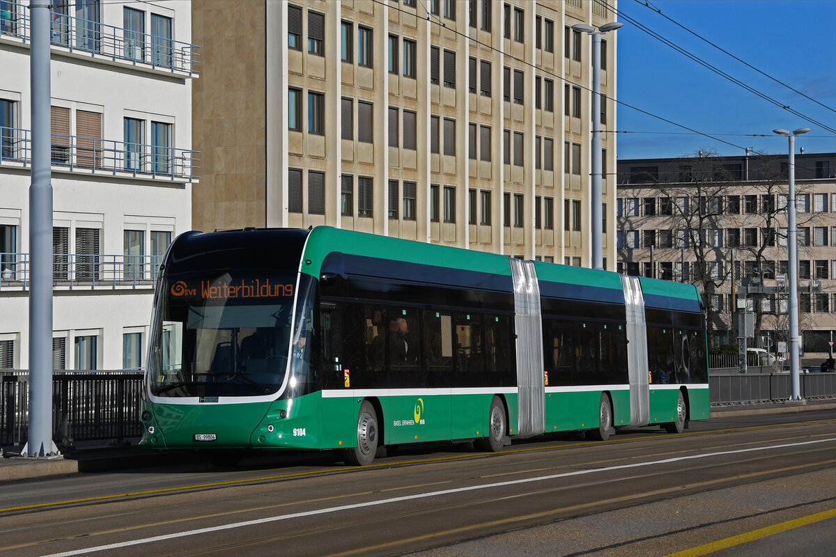 Hess Elektro Doppelgelnkbus 9104 überquert am 20.12.2022 mit der Fahrschule die Dreirosenbrücke.