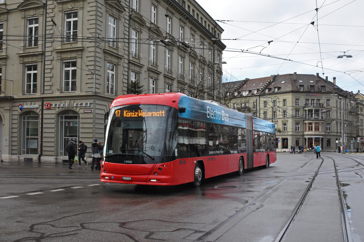 Hess Elektrobus 201, auf der Linie 17, fährt zur Haltestelle beim Bahnhof Bern. Die Aufnahme stammt vom 21.12.2019.