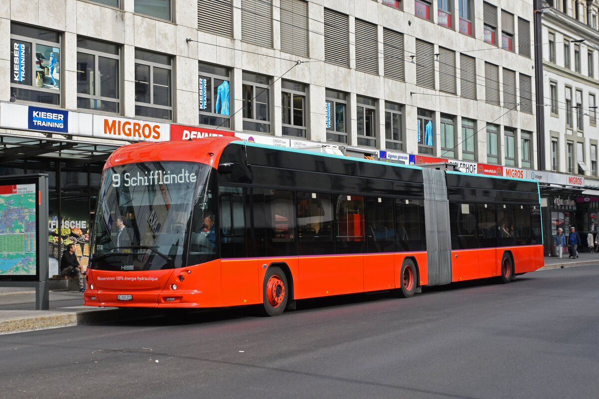 Hess Elektrobus 201, auf der Linie 9, bedient die Haltestelle beim Guisan Platz. Die Aufnahme stammt vom 25.09.2021.
