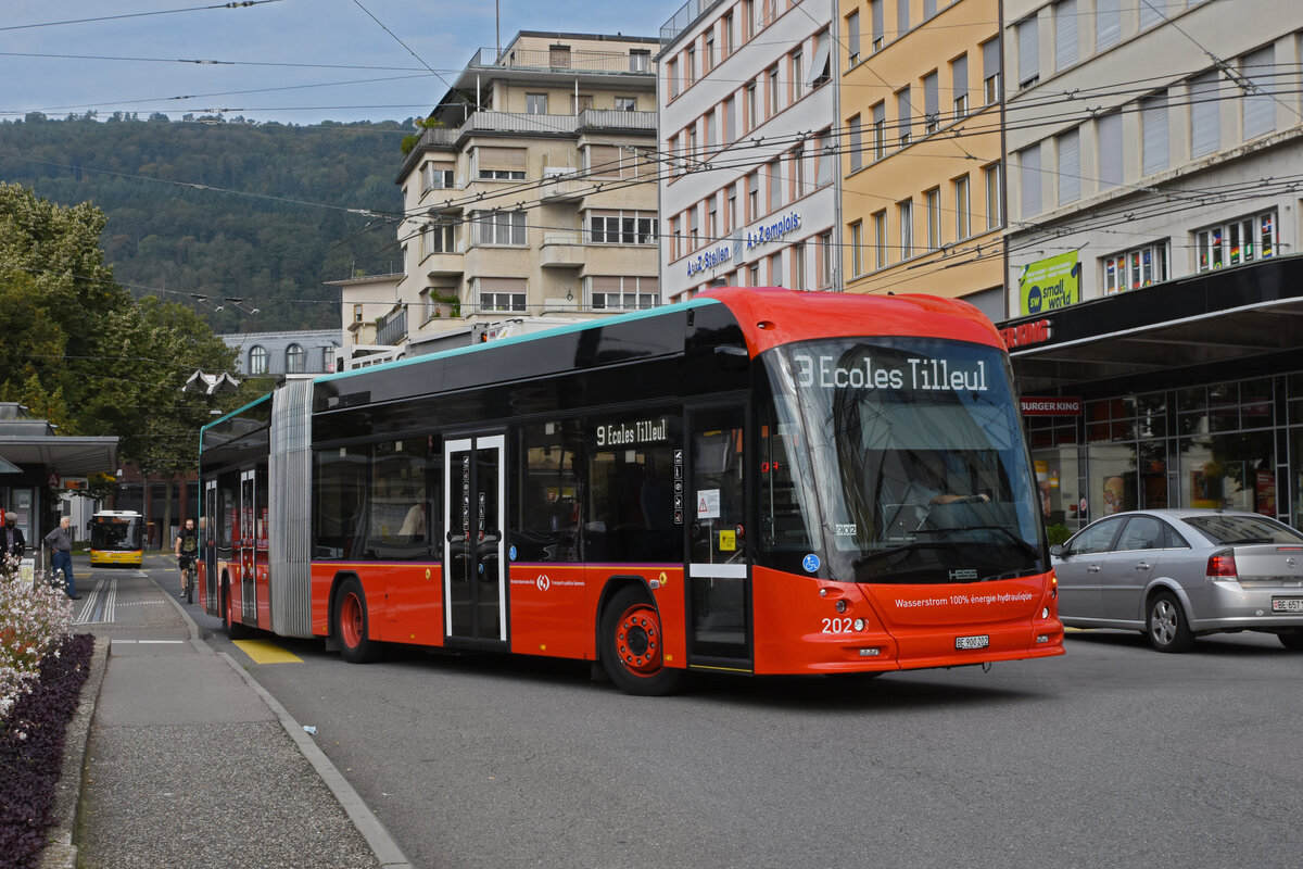 Hess Elektrobus 201, auf der Linie 9, verlässt die Haltestelle beim Bahnhof Biel. Die Aufnahme stammt vom 25.09.2021.