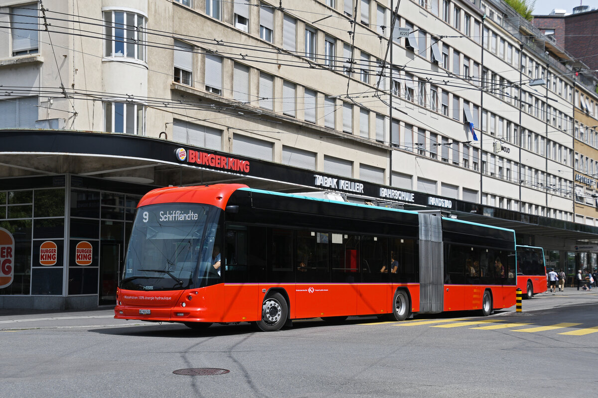 Hess Elektrobus 202, auf der Linie 9, f�hrt am 08.06.2026 zur Haltestelle beim Bahnhof Biel.