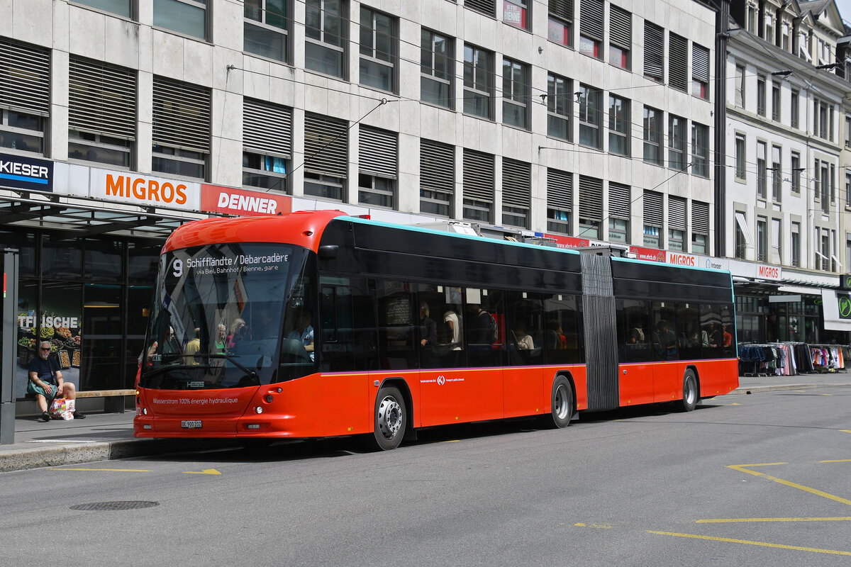 Hess Elektrobus 202, auf der Linie 9, bedient am 08.06.2026 die Haltestelle beim Guisanplatz. Aufnahme Biel.