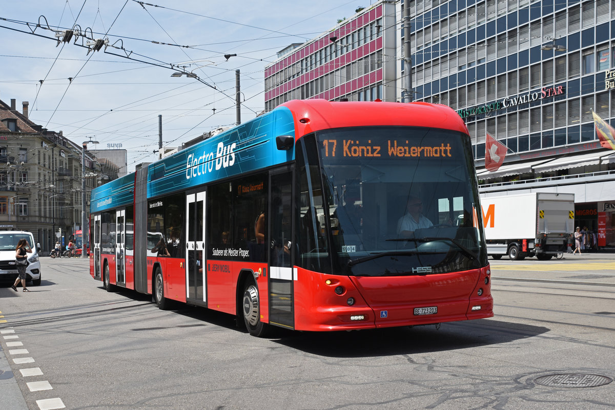Hess Elektrobus 203, auf der Linie 17, fährt zur Haltestelle am Bahnhof Bern. Die Aufnahme stammt vom 25.06.2019.