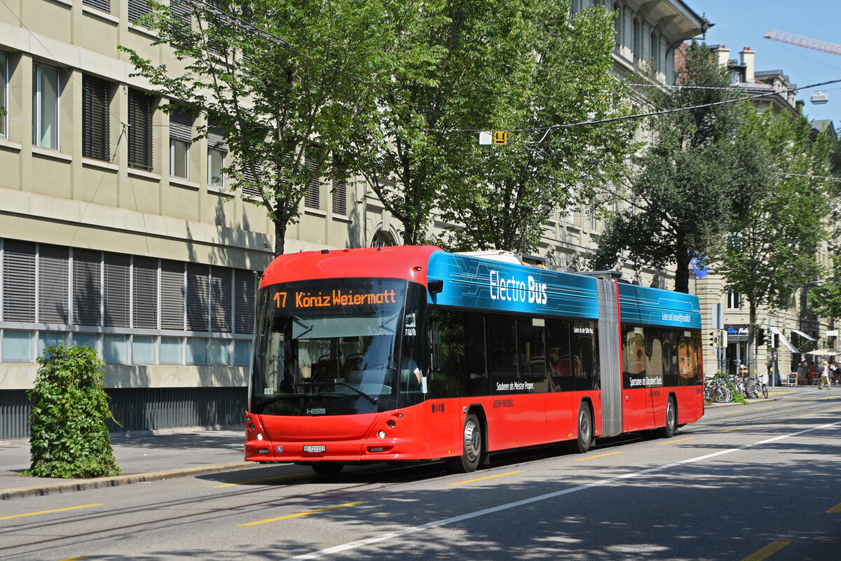 Hess Elektrobus 203, auf der Linie 17, fährt durch die Bundesgasse. Die Aufnahme stammt vom 21.08.2021.