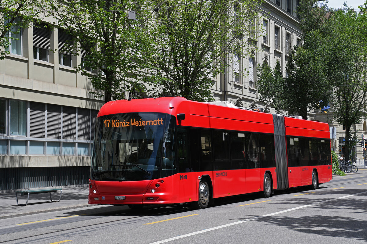 Hess Elektrobus 203, auf der Linie 17, f�hrt am 15.06.2026 durch die Bundesgasse. Aufnahme Bern.