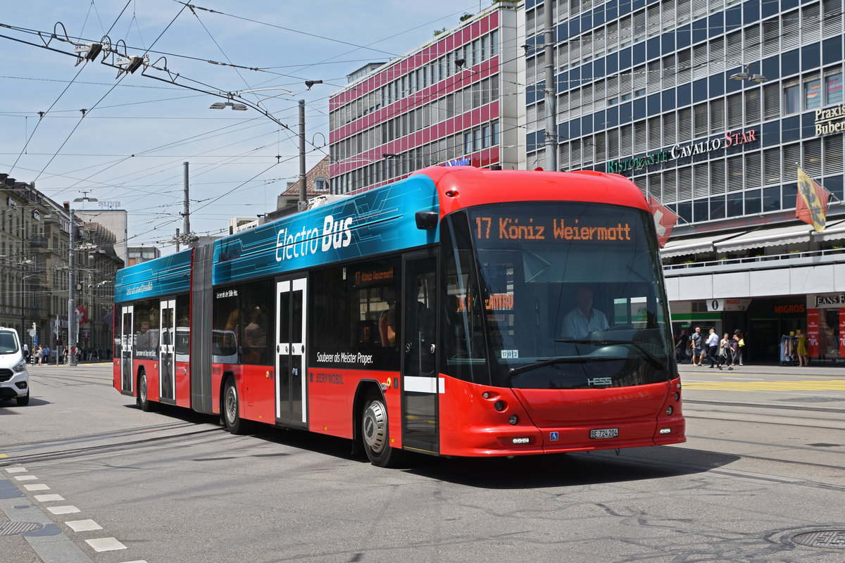 Hess Elektrobus 204, auf der Linie 17, fährt zur Haltestelle am Bahnhof Bern. Die Aufnahme stammt vom 25.06.2019. 