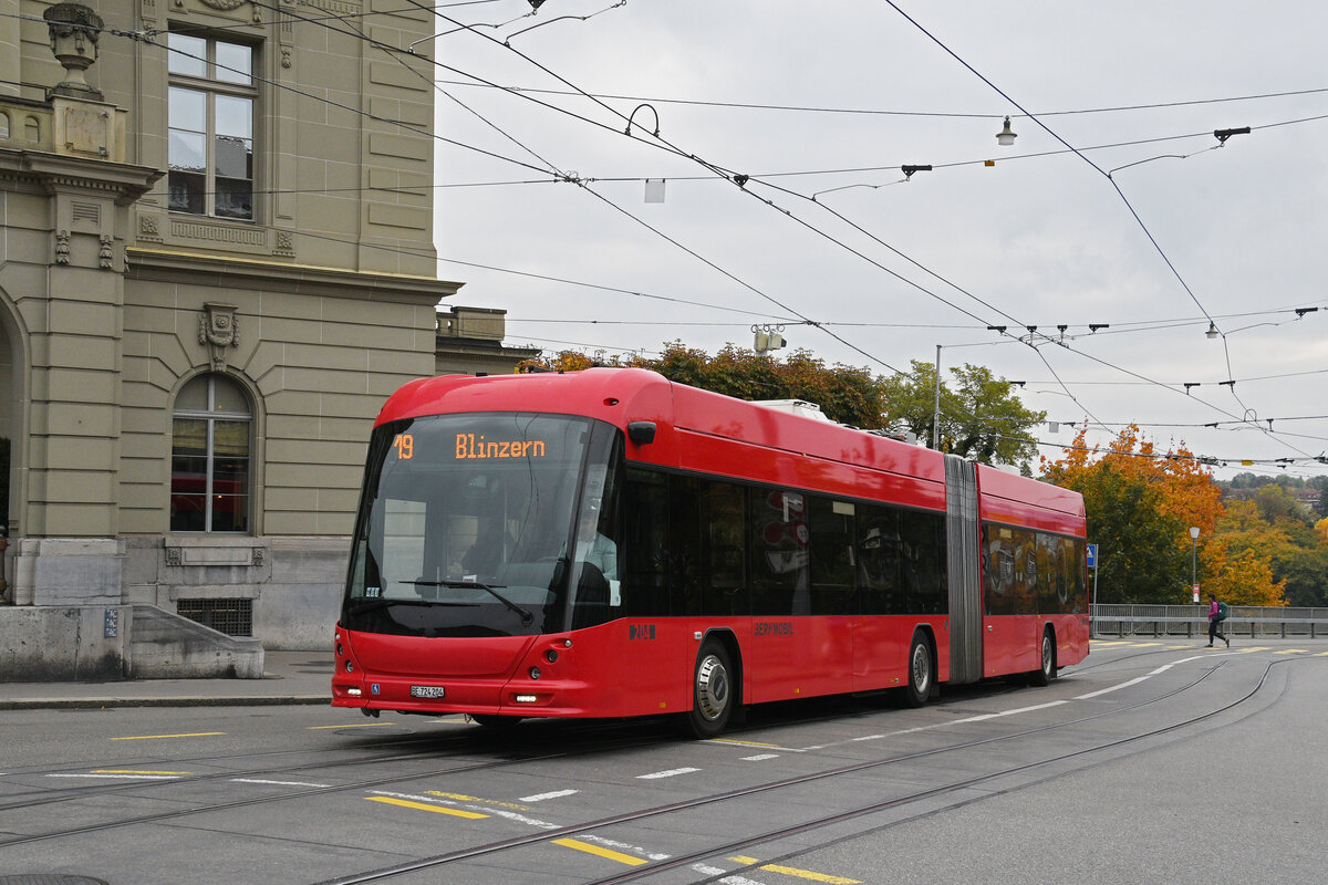 Hess Elektrobus 204, auf der Linie 19, überquert am 16.10.2025 den Casinoplatz. Aufnahme Bern.