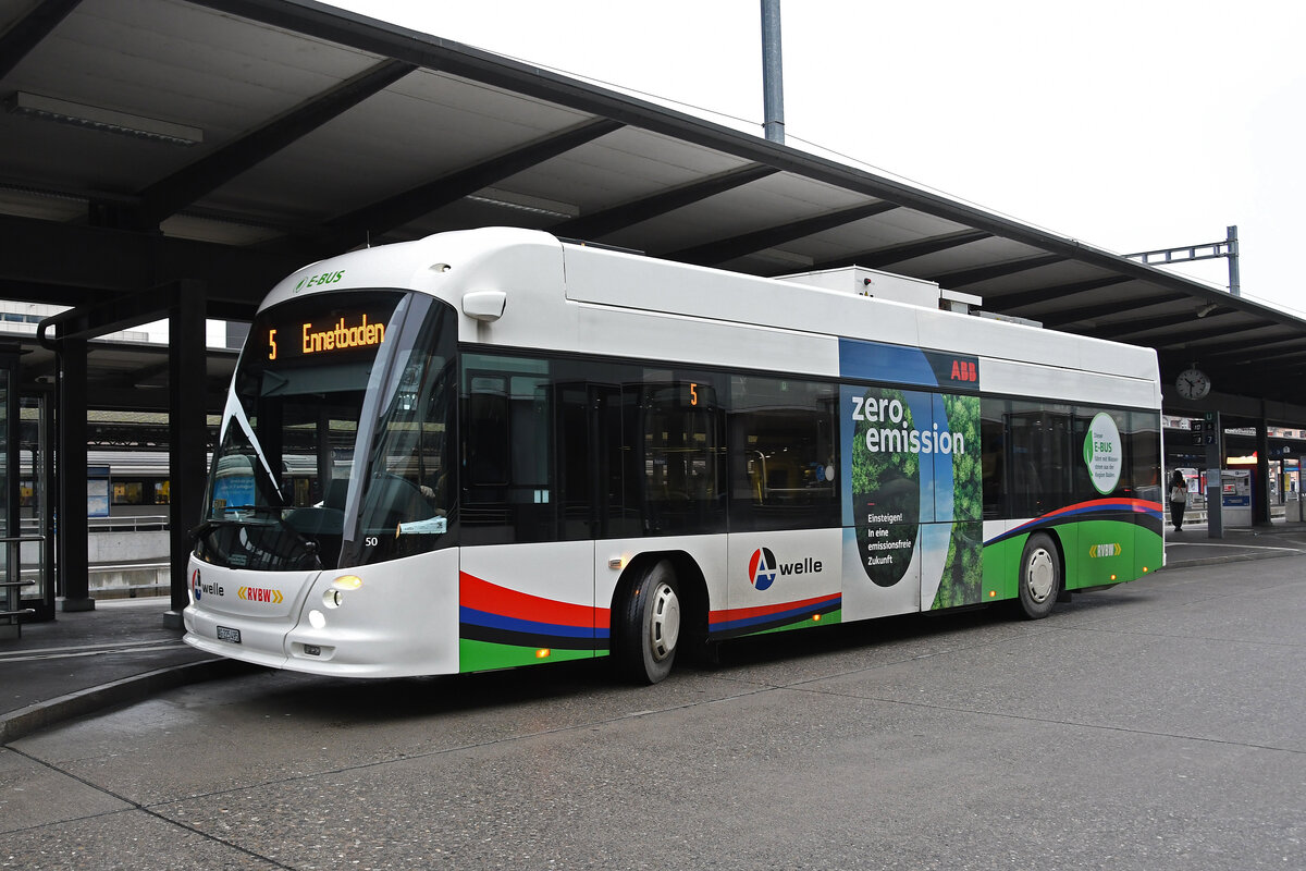 Hess Elektrobus 50, auf der Linie 5, wartet am 25.01.2023 an der Haltestelle beim Bahnhof Baden.