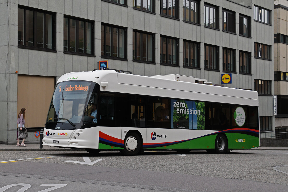 Hess Elektrobus 50, auf der Linie 5, fährt am 08.09.2025 zur Haltestelle beim Bahnhof Baden.