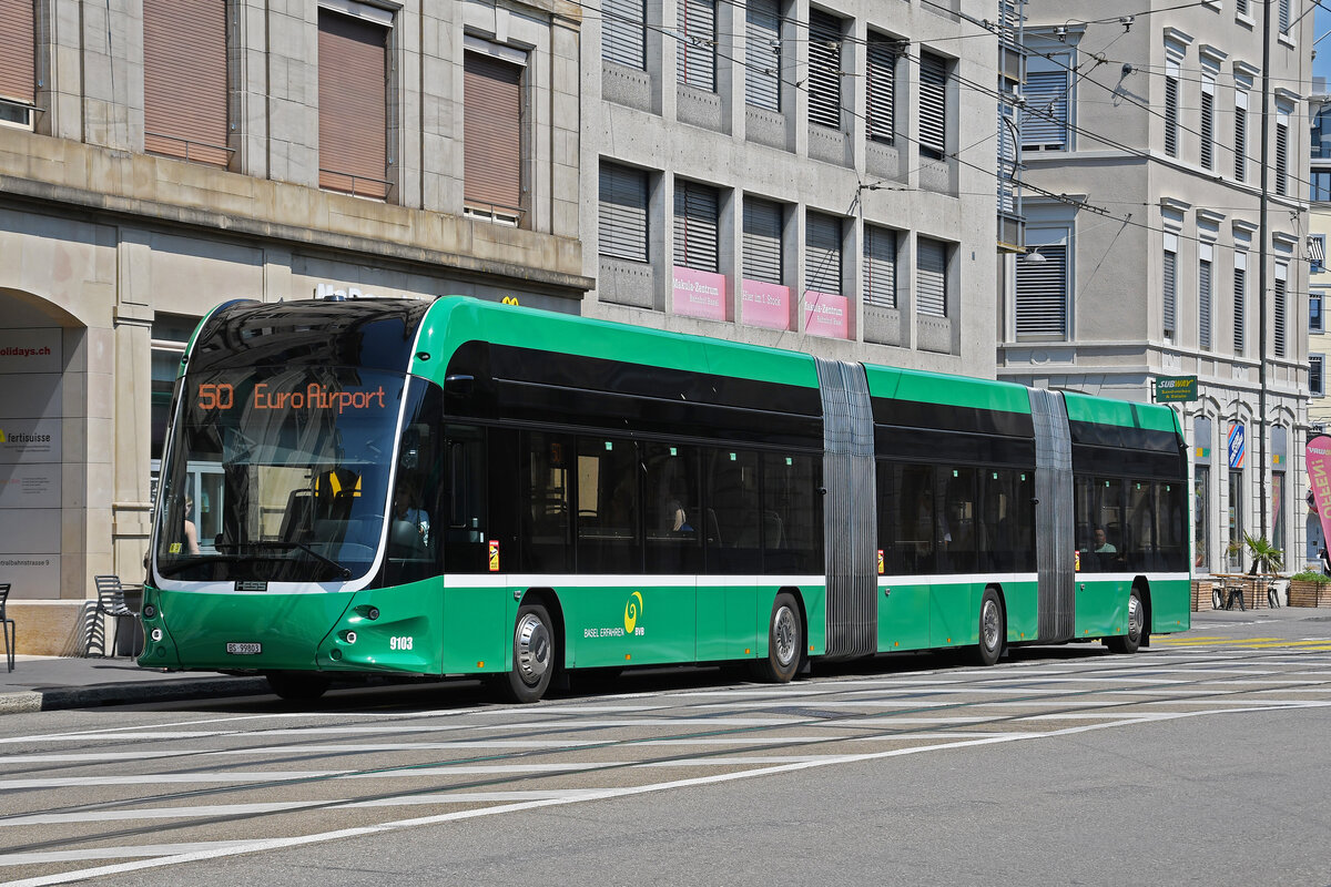 Hess Elektrobus 9103, auf der Linie 50, fährt am 11.07.2023 durch die Centralbahnstrasse zur Haltestelle Brausebad.