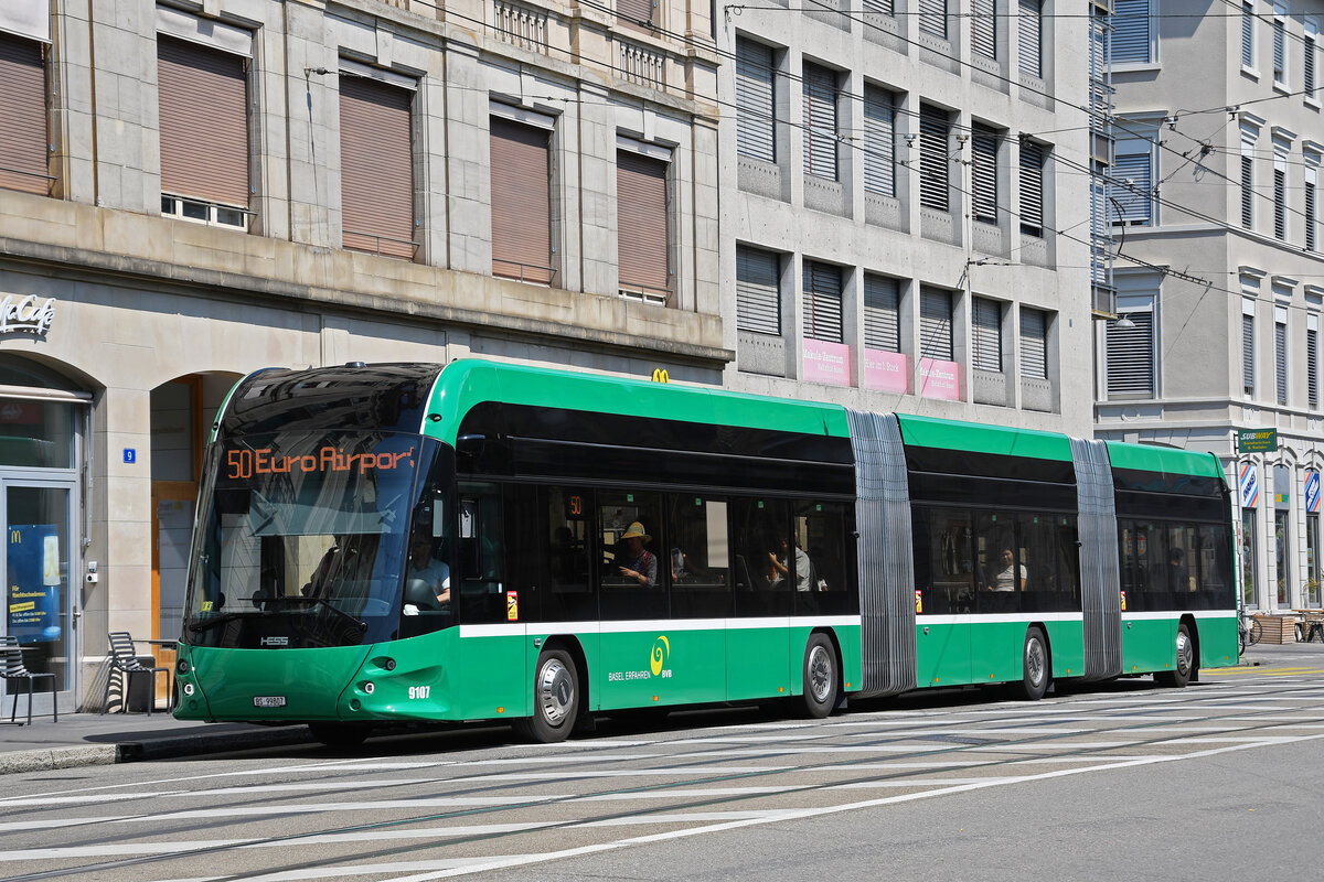 Hess Elektrobus 9107, auf der Linie 50, fährt am 11.07.2023 durch die Centralbahnstrasse Richtung Haltestelle Brausebad.