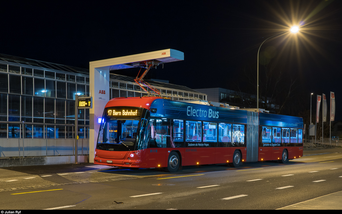 HESS lighTram 19 OPP BERNMOBIL 203 am 15. Januar 2019 beim Aufladen an der Endstation der Linie 17 in Köniz Weiermatt am ersten Betriebstag der neuen Elektrobusse im kursmässigen Einsatz. Vorerst wird jeden Tag ein Elektrobus eingesetzt, bevor die Linie dann vollständig übernommen werden soll.
