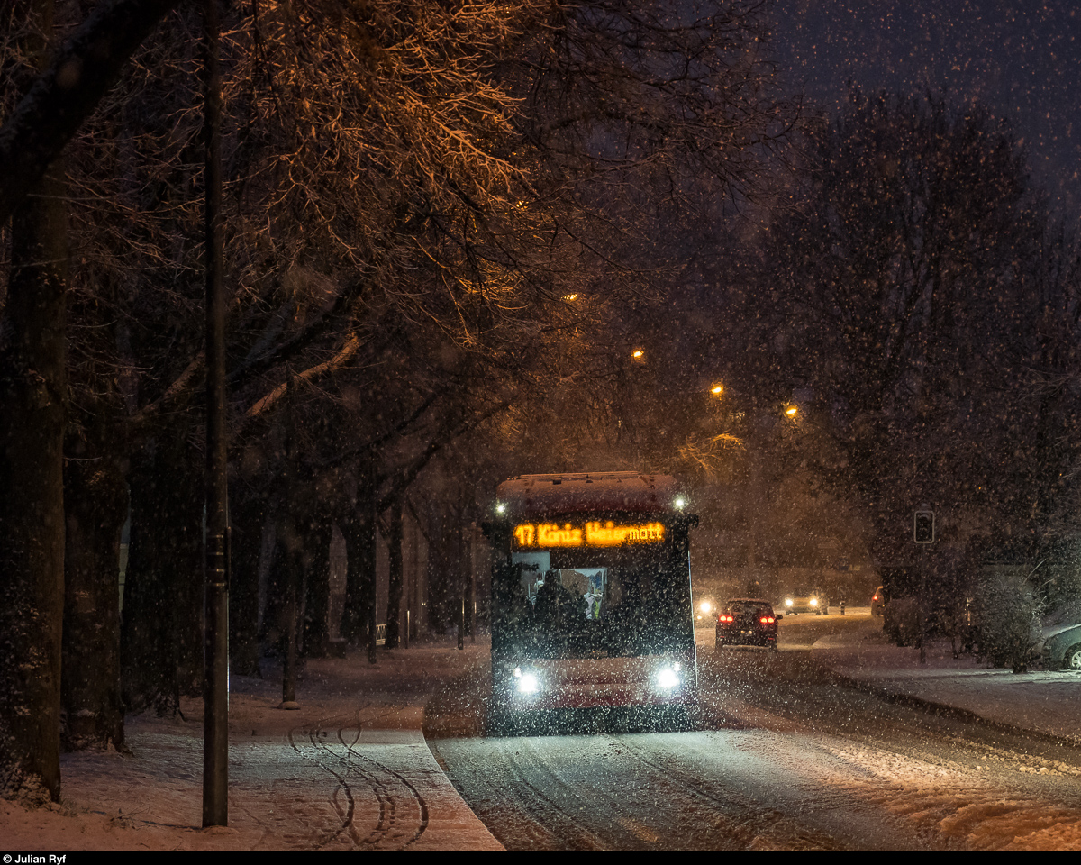 HESS lighTram 19 OPP BERNMOBIL 201 am 1. Februar 2019 im Schneegestöber zwischen Sägestrasse und Köniz Weiermatt. Vorerst wird auf der Linie 17 jeden Tag ein Elektrobus eingesetzt, bevor die Linie dann vollständig übernommen werden soll.
