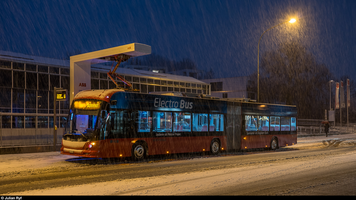 HESS lighTram 19 OPP BERNMOBIL 201 am 1. Februar 2019 im Schneegestöber beim Aufladen an der Endstation Köniz Weiermatt. Vorerst wird auf der Linie 17 jeden Tag ein Elektrobus eingesetzt, bevor die Linie dann vollständig übernommen werden soll.
