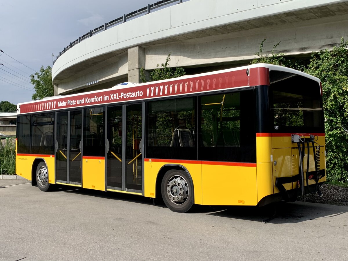 HESS Personenanhänger '5501' PostAuto Regie Laupen am 27.7.21 bei Interbus in Kerzers.