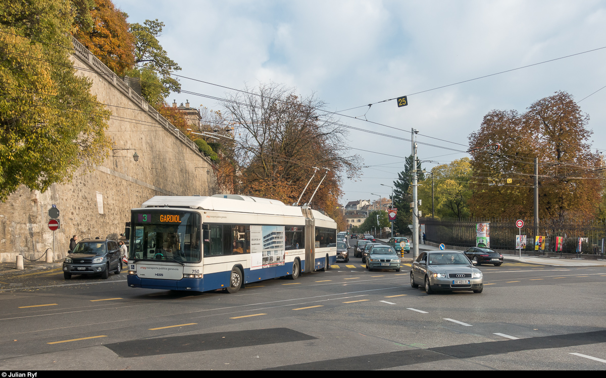 HESS Swisstrolley 3 TPG 750 am 4. November 2018 am Place de Neuve.