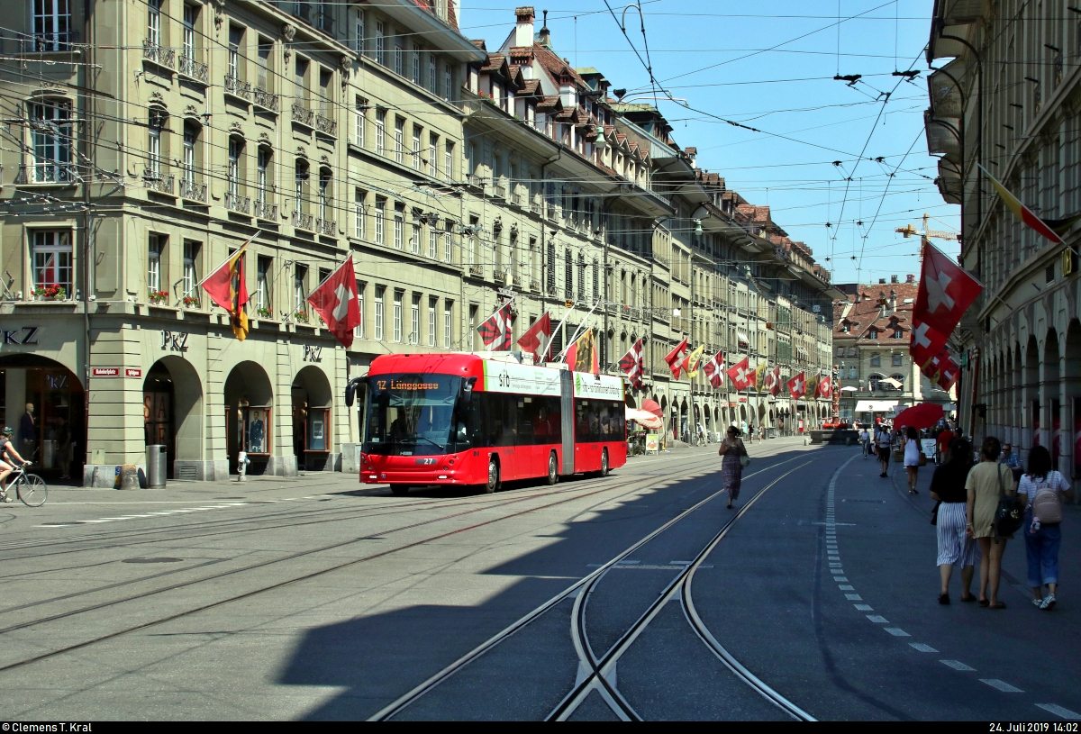 Hess Swisstrolley 5, Wagen 27, der Städtischen Verkehrsbetriebe Bern (SVB | Bernmobil) als Linie 12 von Zentrum Paul Klee, nach Länggasse erreicht die Haltestelle Bahnhof Bern.
[24.7.2019 | 14:02 Uhr]