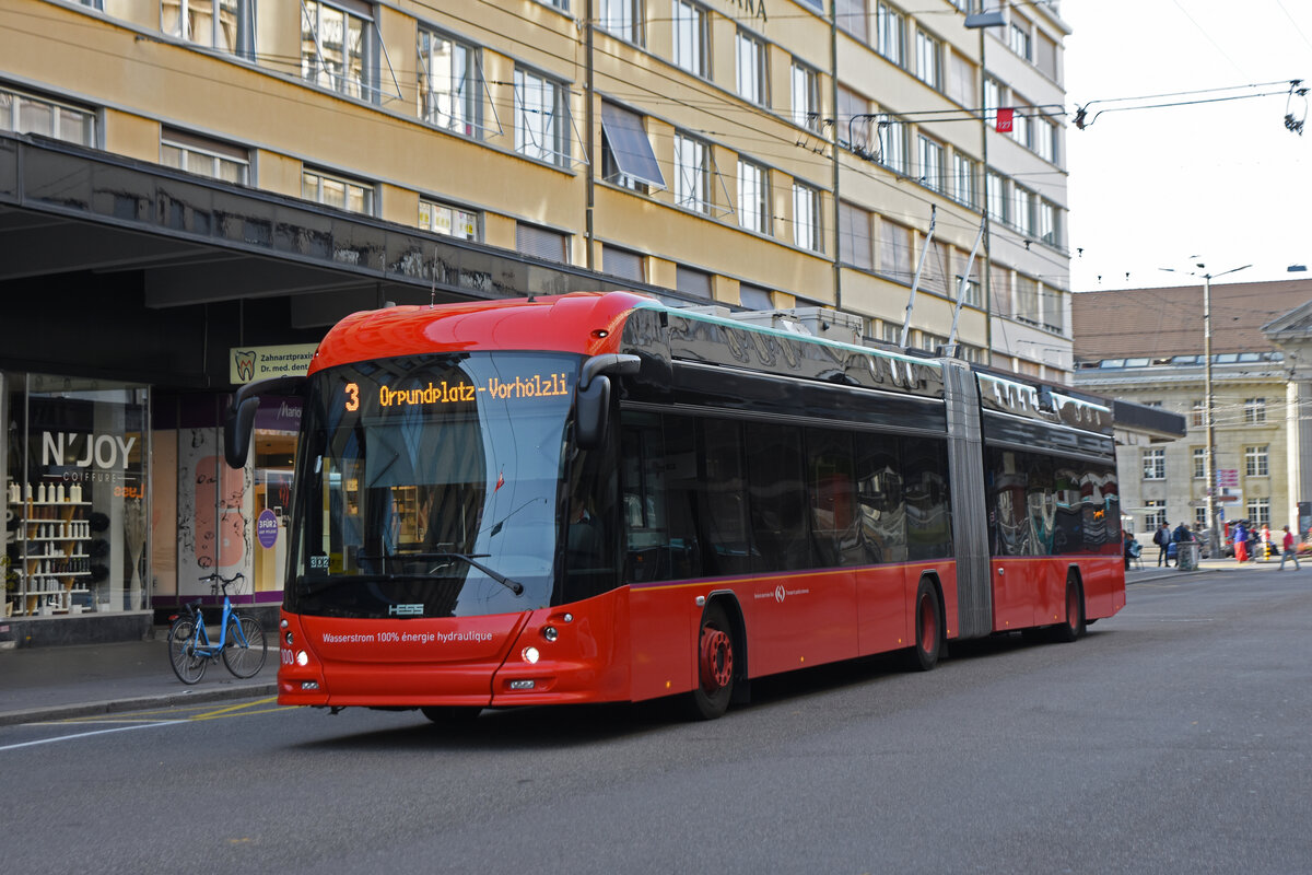 Hess Trolleybus 100, auf der Linie 3, fährt Richtung Guisan Platz. Die Aufnahme stammt vom 25.09.2021.