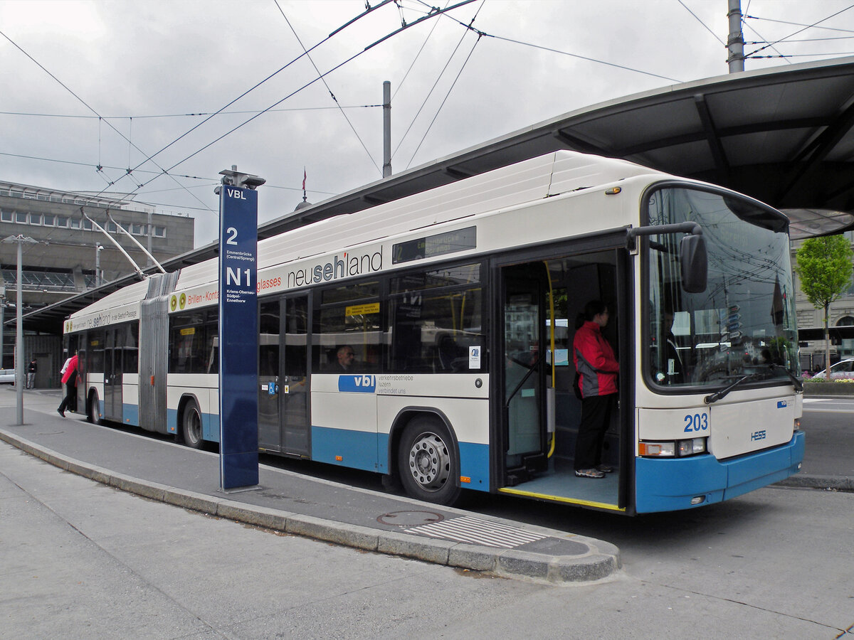 Hess Trolleybus 203, auf der Linie 2, wartet am 04.05.2010 an der Haltestelle beim Bahnhof Luzern.