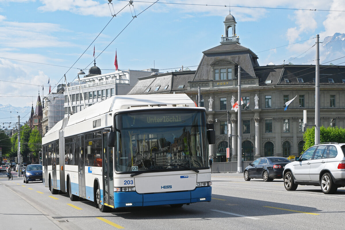Hess Trolleybus 203, auf der Linie 7, �berquert am 08.05.2026 die Seebr�cke in Luzern.