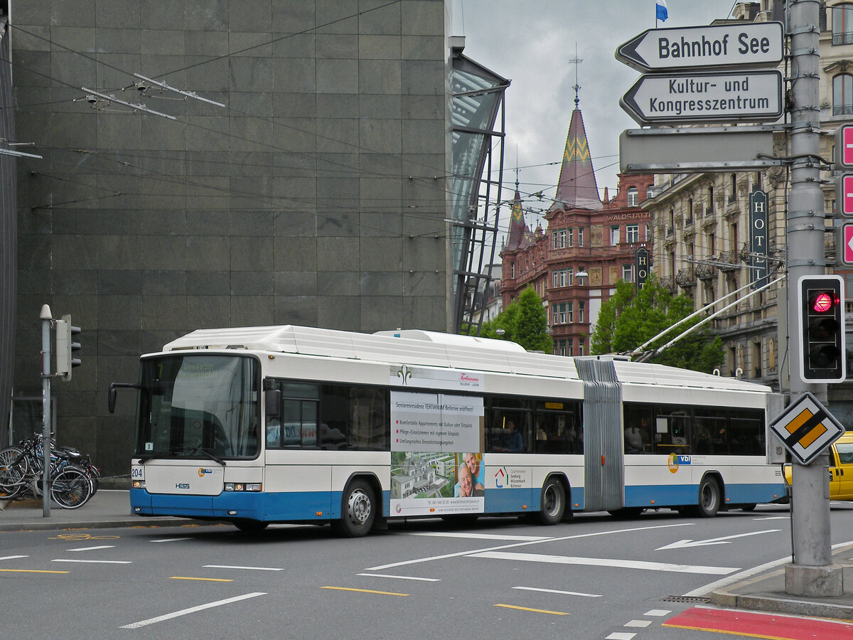 Hess Trolleybus 204, auf der Linie 7, fährt am 04.05.2010 zur Haltestelle beim Bahnhof Luzern.