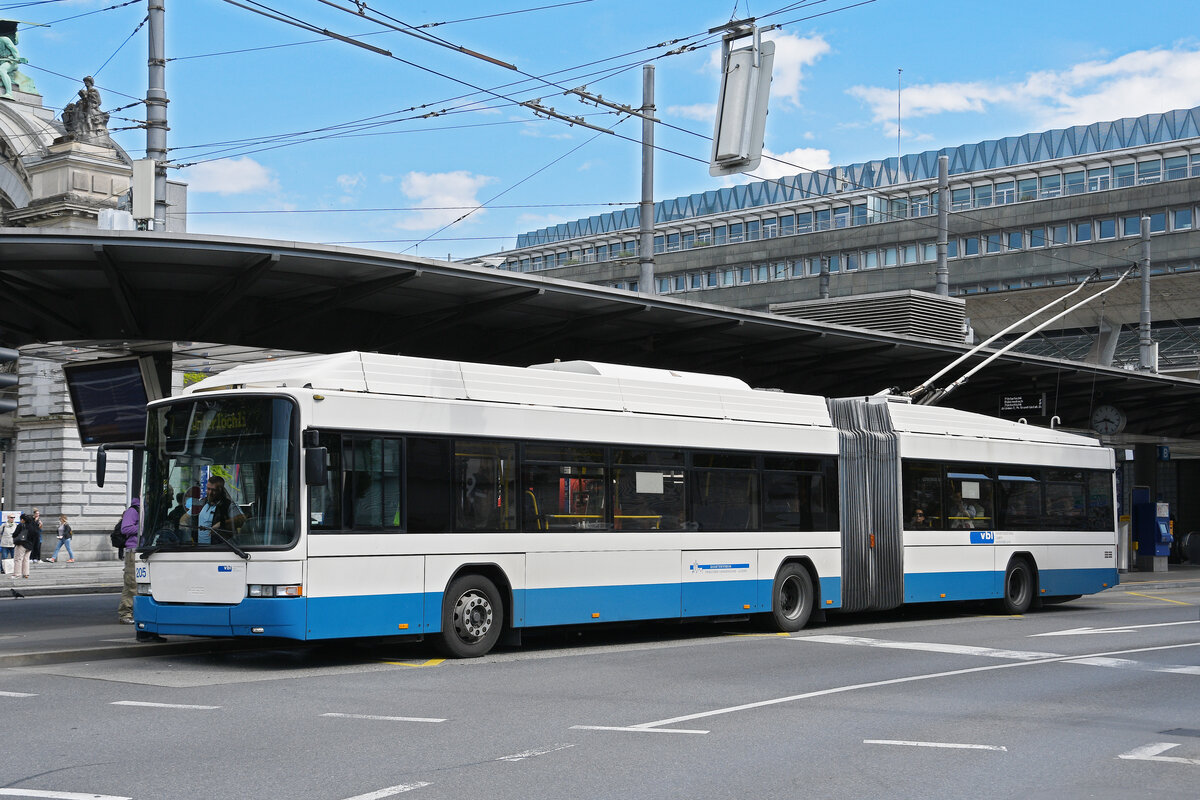 Hess Trolleybus 205, auf der Linie 7, bedient am 08.05.2026 die Haltestelle beim Bahnhof Luzern. 