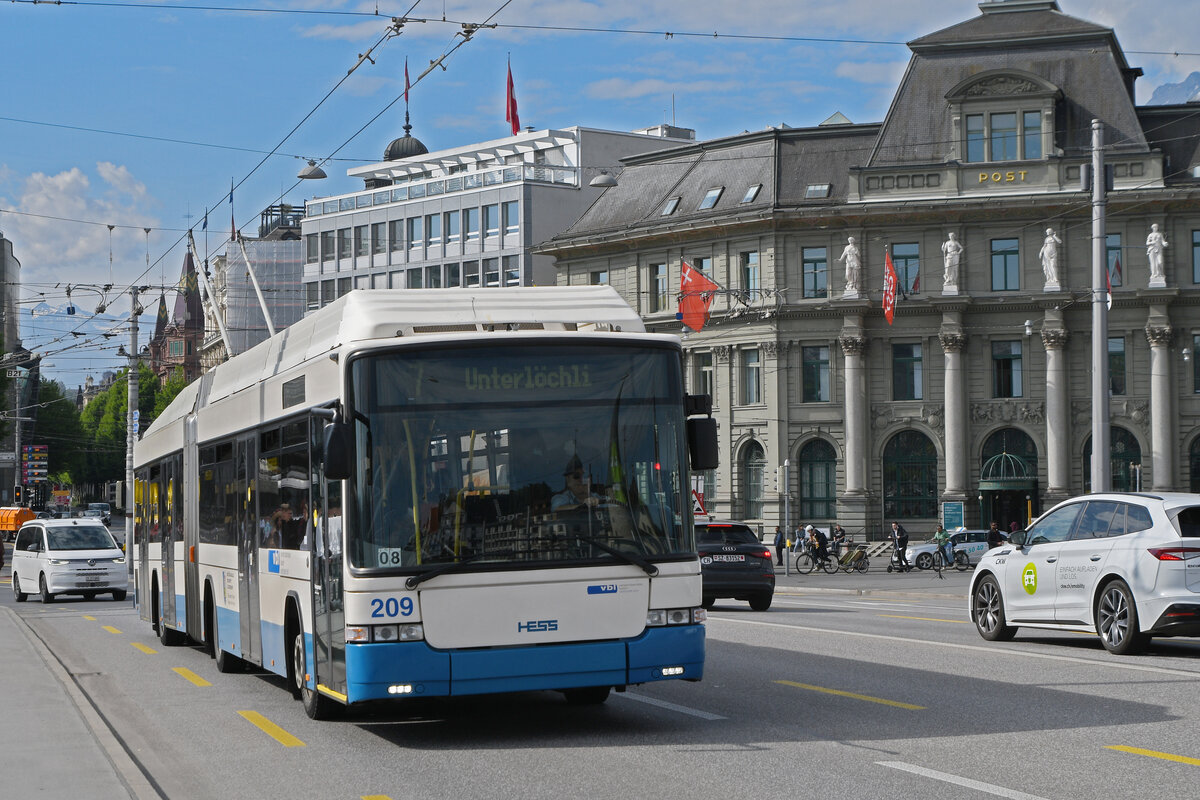 Hess Trolleybus 209, auf der Linie 7, �berquert am 08.05.2026 die Seebr�cke in Luzern.