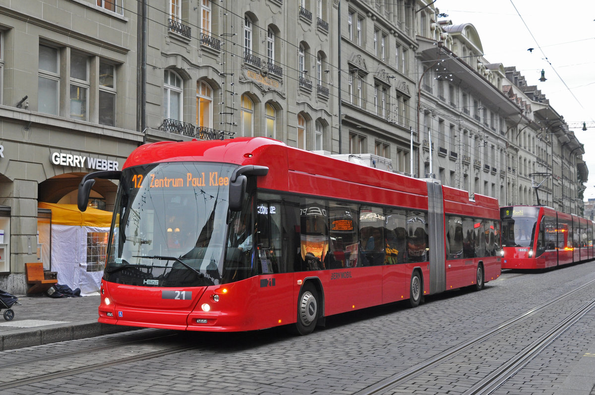 Hess Trolleybus 21, auf der Linie 12, bedient die Haltestelle in der Marktgasse. Die Aufnahme stammt vom 19.12.2018.