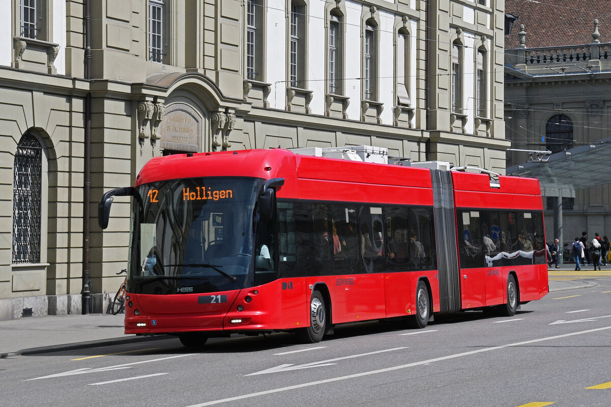 Hess Trolleybus 21, auf der Linie 12, �berquert am 20.04.2026 den Bubenbergplatz. Aufnahme Bern.