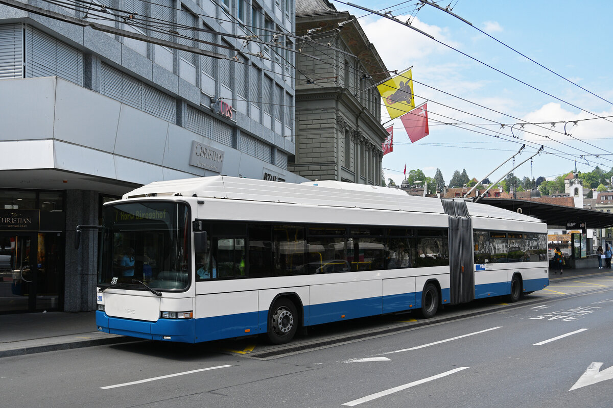 Hess Trolleybus 210, auf der Linie 7, bedient am 08.05.2026 die Haltestelle beim Bahnhof Luzern.