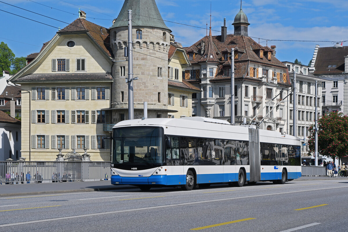Hess Trolleybus 218, auf der Linie 6, �berquert am 08.05.2026 die Seebr�cke in Luzern.