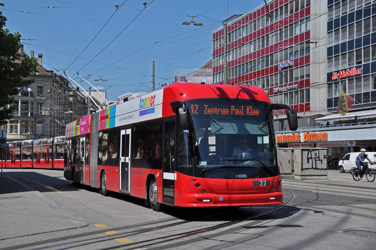 Hess Trolleybus 22, auf der Linie 12, fährt zur Haltestelle beim Bahnhof Bern. Die Aufnahme stammt vom 09.07.2018.