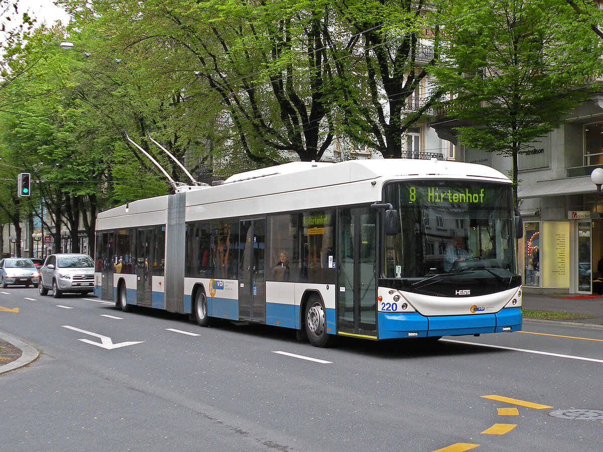 Hess Trolleybus 220, auf der Linie 8, fährt am 04.05.2010 durch die Pilatusstrasse.