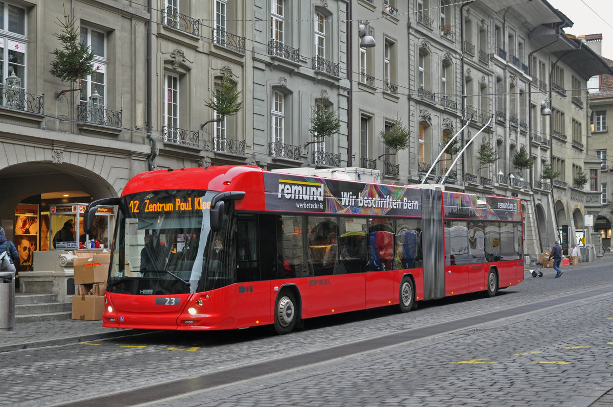 Hess Trolleybus 23, auf der Linie 12, bedient die Haltestelle Zytglogge. Die Aufnahme stammt vom 19.12.2018.