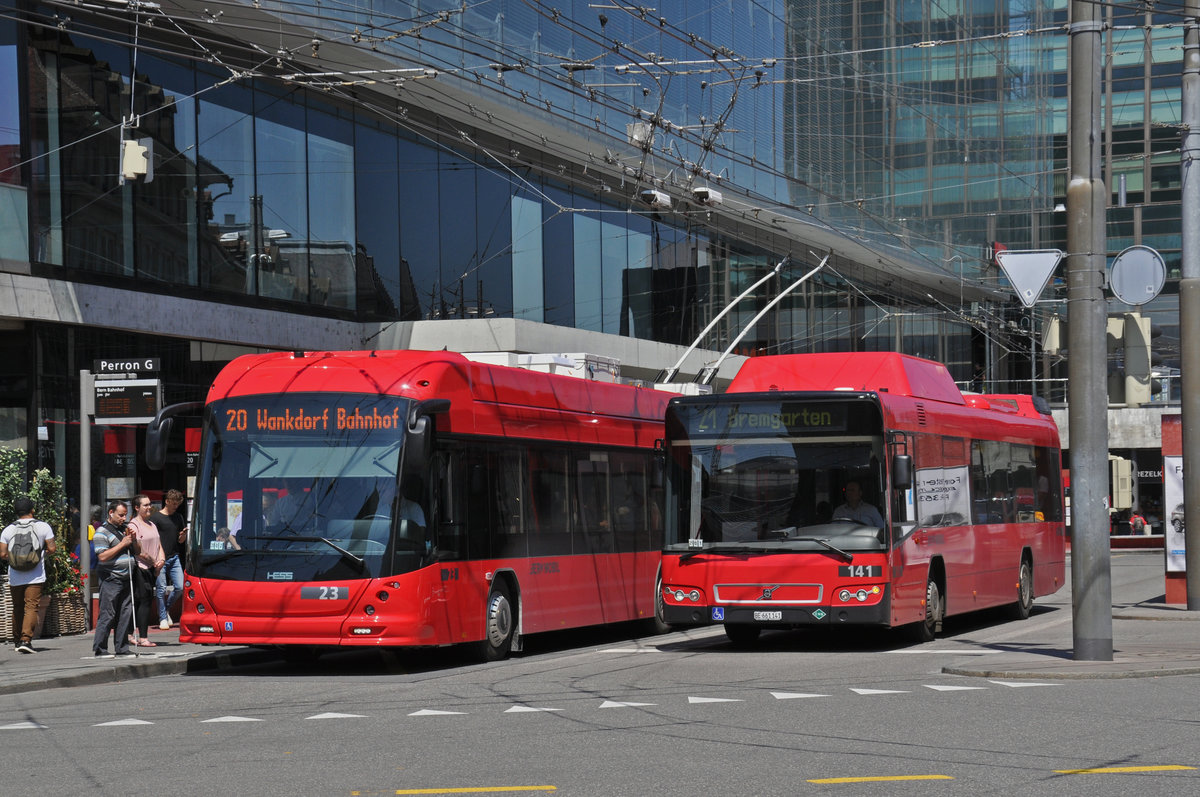 Hess Trolleybus 23 auf der Linie 20 und der Volvo Bus 141 auf der Linie 21 beim Bahnhof Bern. Die Aufnahme stammt vom 09.07.2018.