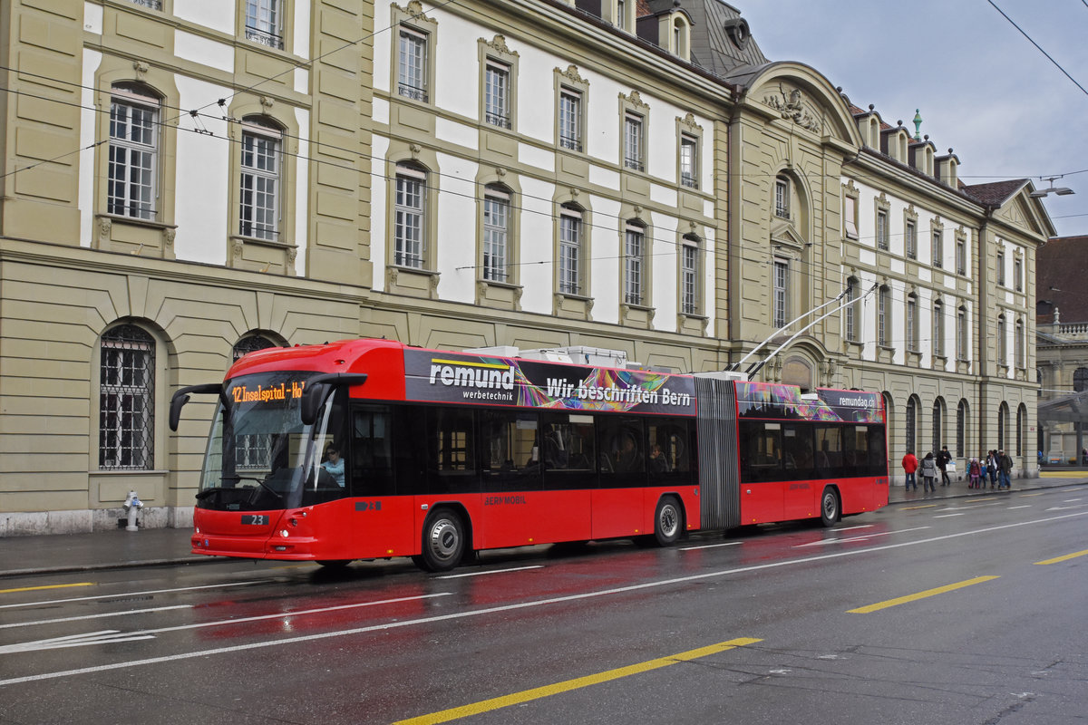 Hess Trolleybus 23, auf der Linie 12, fährt über den Bubenbergplatz. Die Aufnahme stammt vom 21.12.2019.