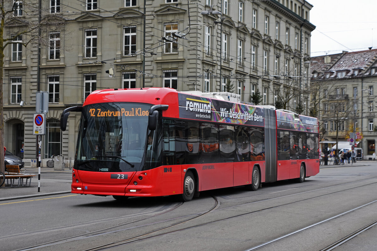 Hess Trolleybus 23, auf der Linie 12, fährt zur Haltestelle beim Bahnhof Bern. Die Aufnahme stammt vom 30.11.2021.