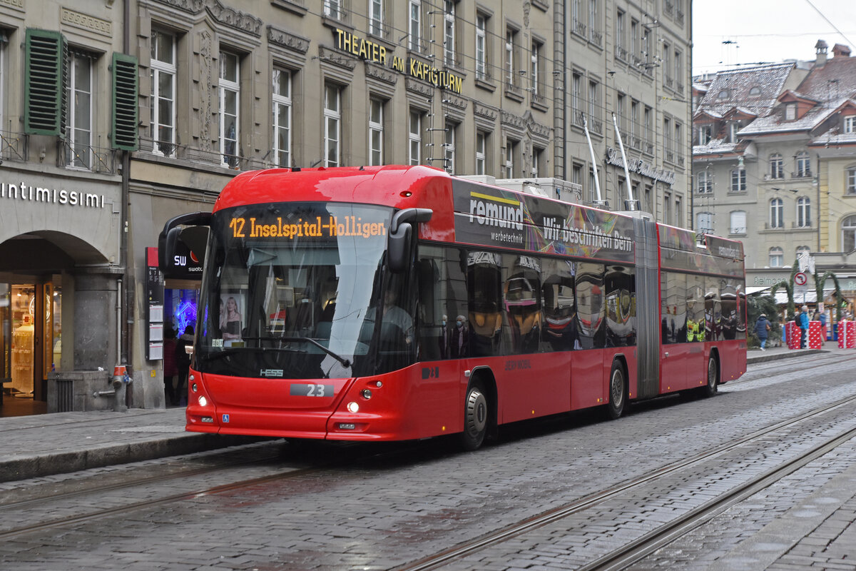 Hess Trolleybus 23, auf der Linie 12, bedient die Haltestelle Bärenplatz. Die Aufnahme stammt vom 06.12.2021.