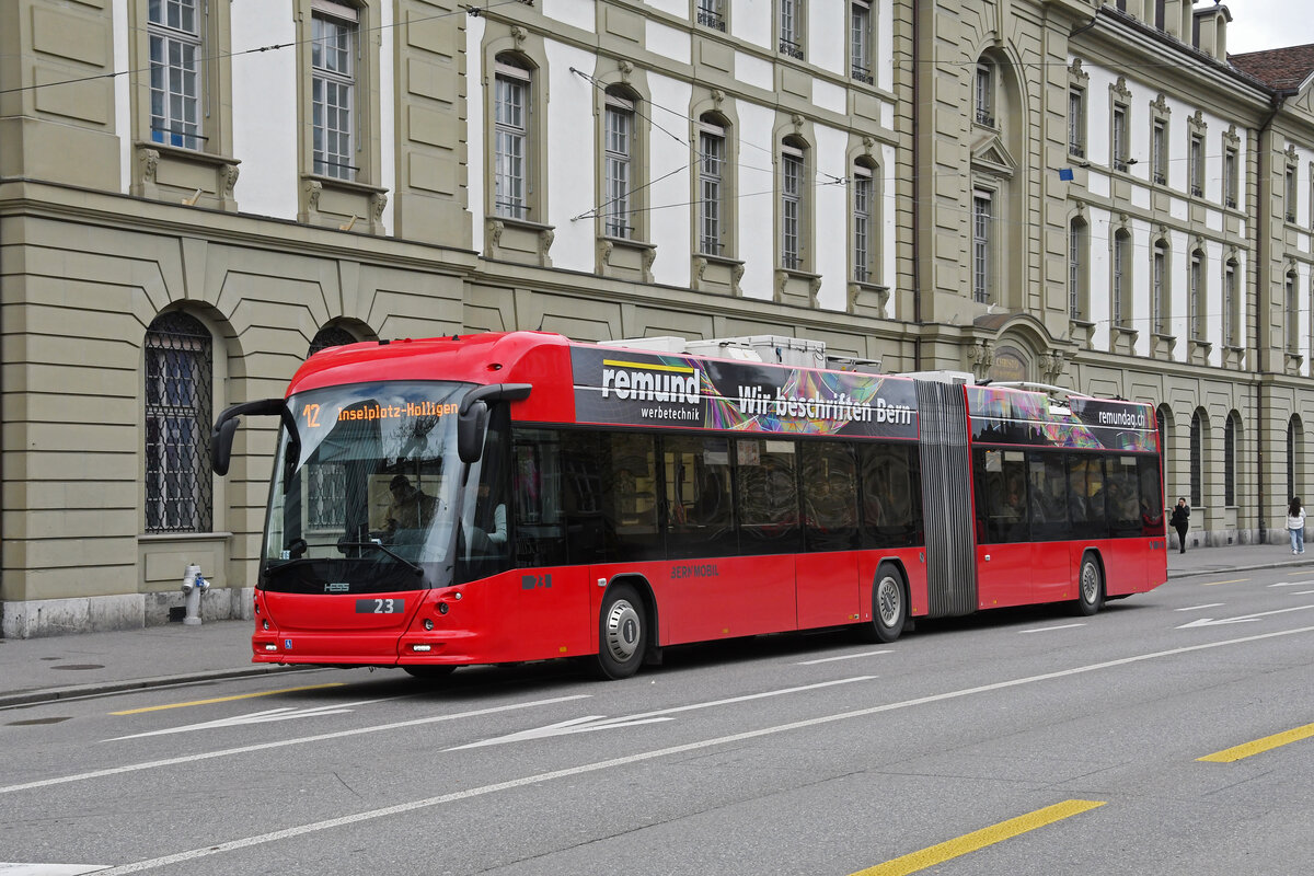 Hess Trolleybus 23, auf der Linie 12, überquert am 17.04.2023 den Bubenbergplatz.