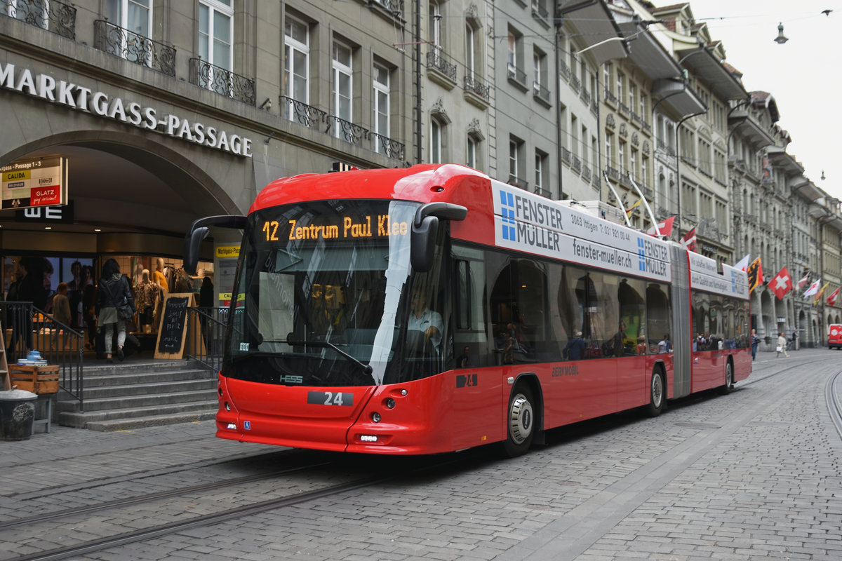 Hess Trolleybus 24, auf der Linie 12, fährt durch die Marktgasse. Die Aufnahme stammt vom 24.04.2019.