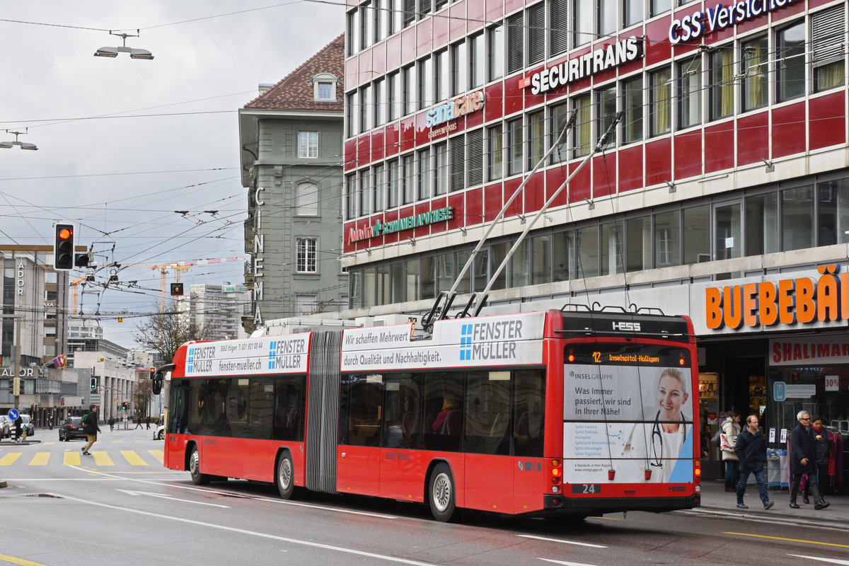 Hess Trolleybus 24, auf der Linie 12, fährt über den Bubenbergplatz. Die Aufnahme stammt vom 21.12.2019.