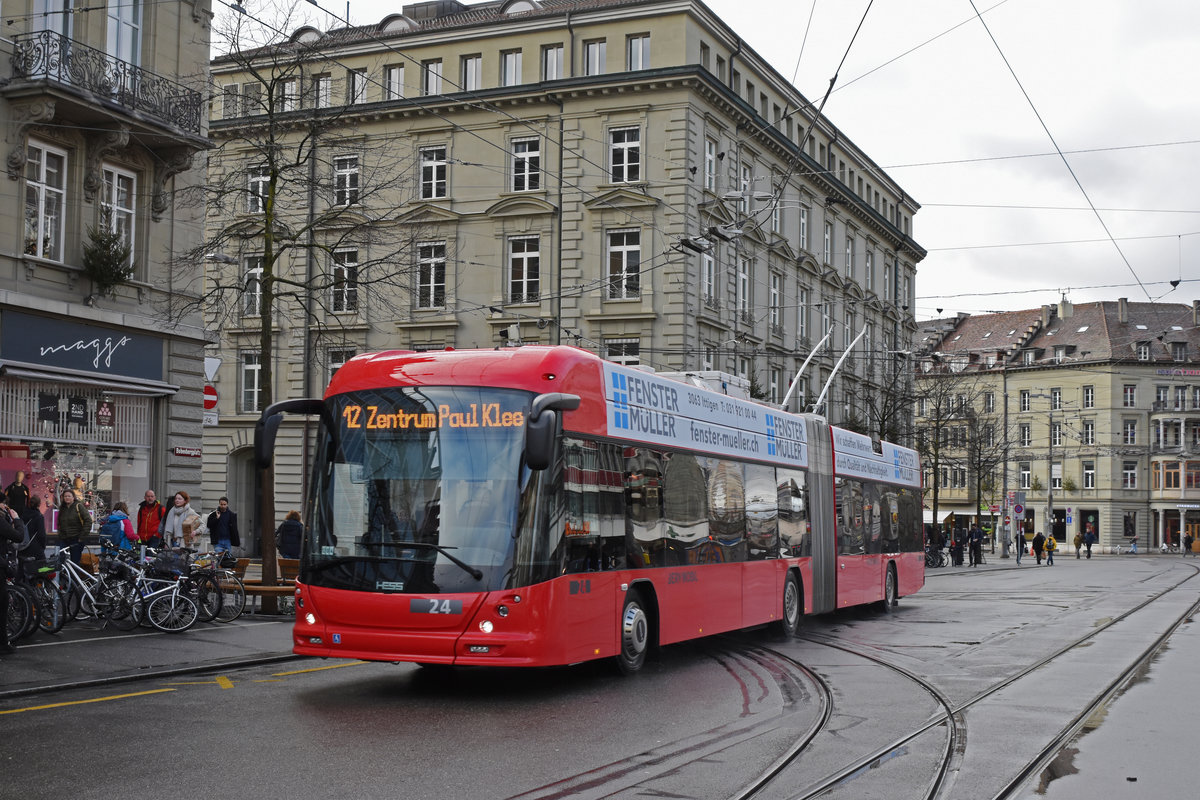 Hess Trolleybus 24, auf der Linie 12, fährt zur Haltestelle beim Bahnhof Bern. Die Aufnahme stammt vom 21.12.2019.