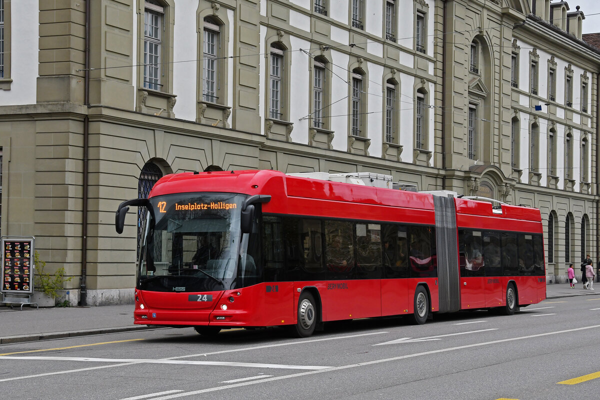 Hess Trolleybus 24, auf der Linie 12, überquert am 17.04.2023 den Bubenbergplatz.