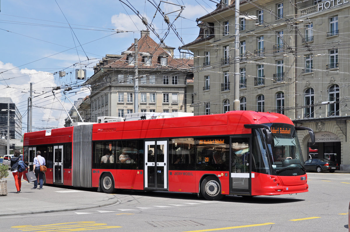 Hess Trolleybus 25, auf der Linie 20, verlässt die Haltestelle beim Bahnhof Bern. Die Aufnahme stammt vom 22.05.2018.
