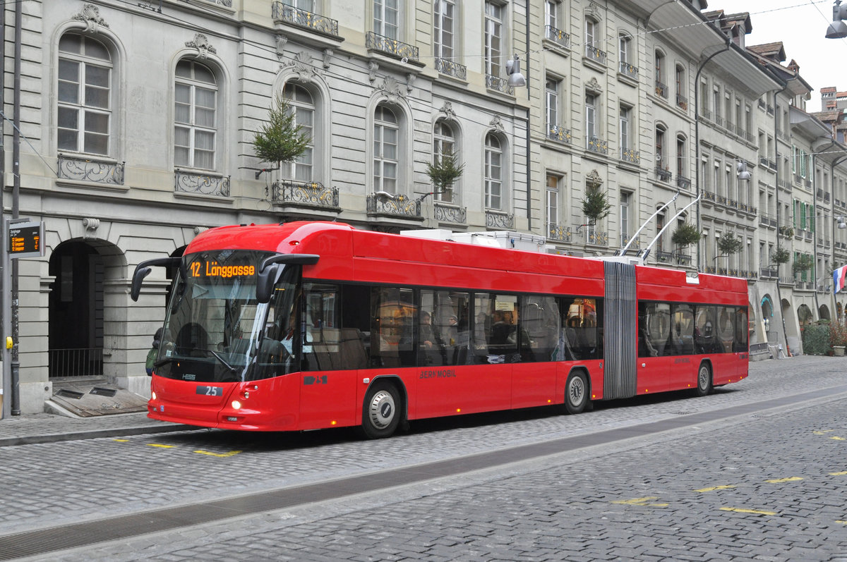 Hess Trolleybus 25, auf der Linie 12, bedient die Haltestelle Zytglogge. Die Aufnahme stammt vom 19.12.2018.